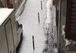  	Via Umberto I imbiancata dalla grandine 